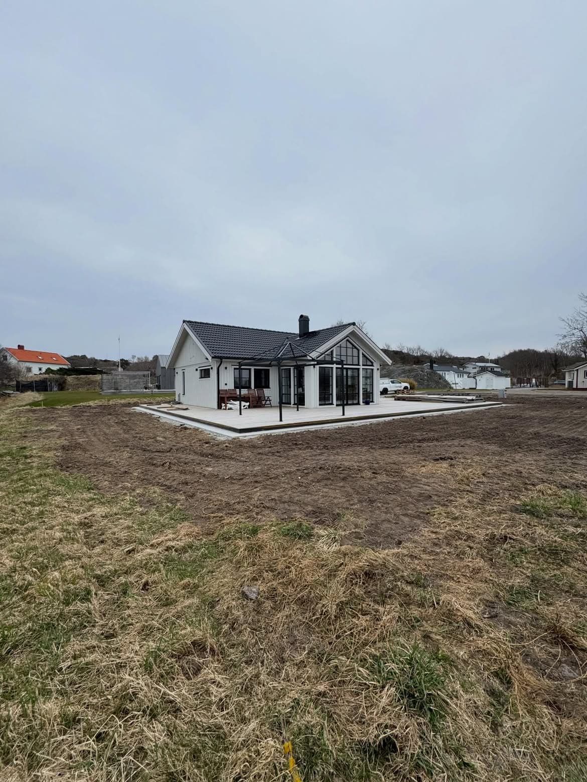 Nya 40x40-plattor lagda runt huset med planerad tomt