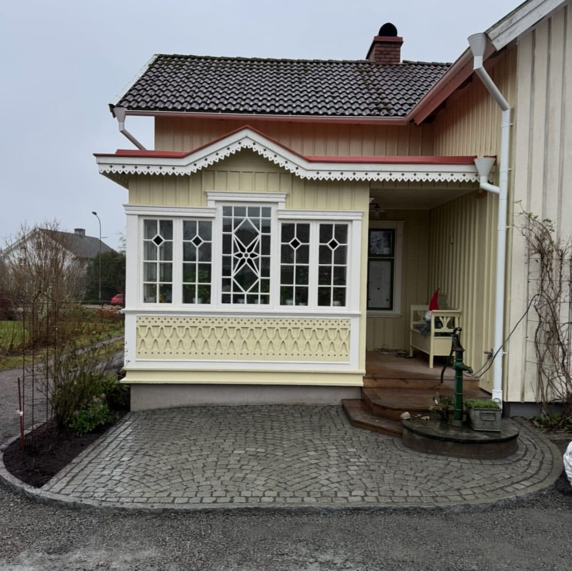 Färdig entré i smågatsten lagd i radie framför verandan