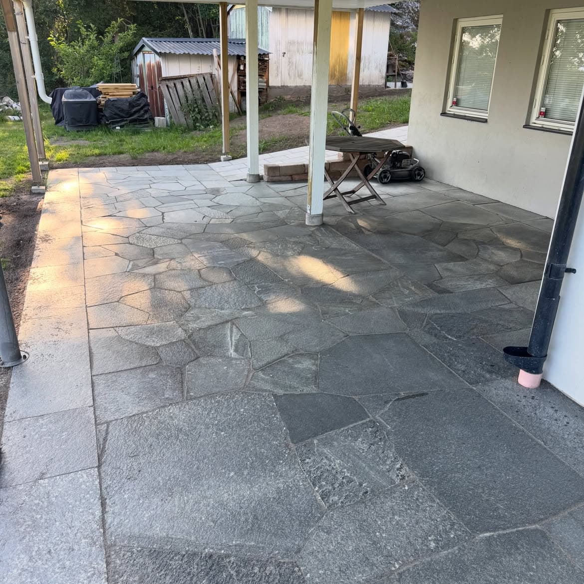 Skifferytan smälter ihop med huset och trädgården