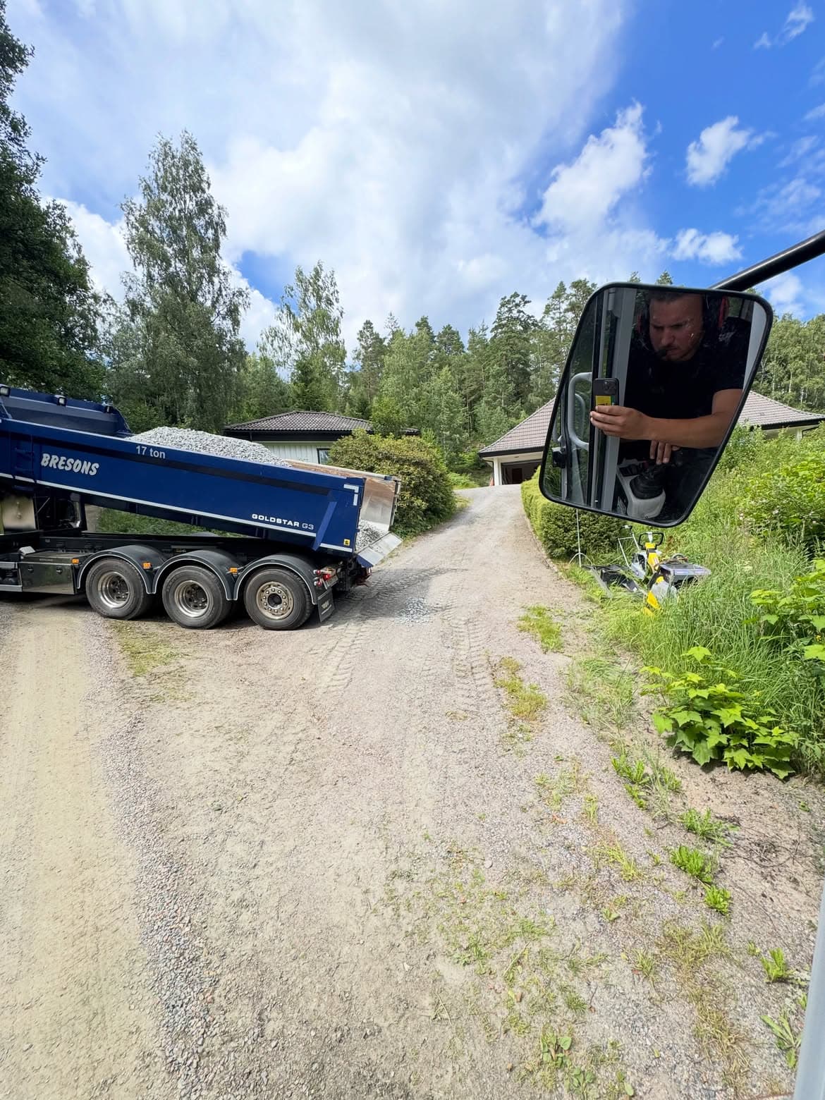 Grus levereras med lastbil till infarten
