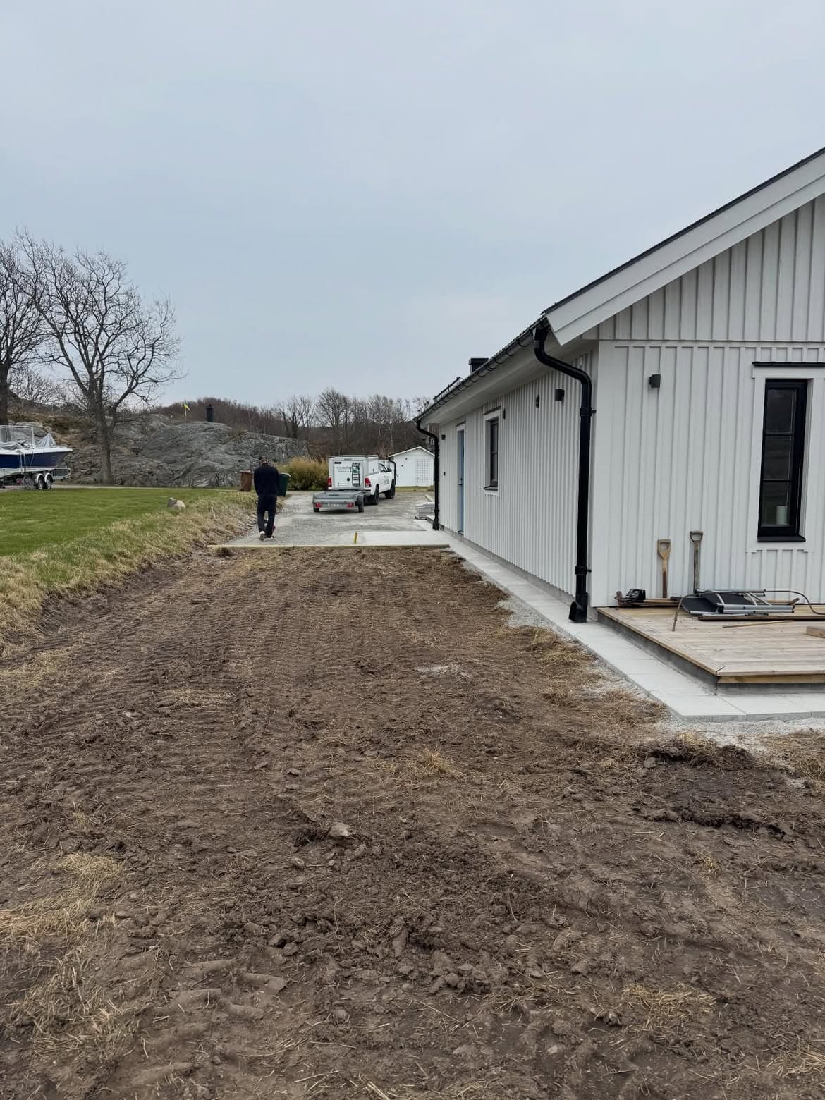 Avjämnad yta längs huset inför plattläggning