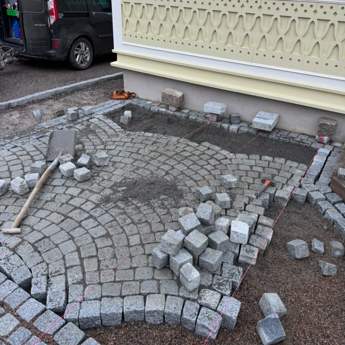 Smågatsten sätts sten för sten efter snöre