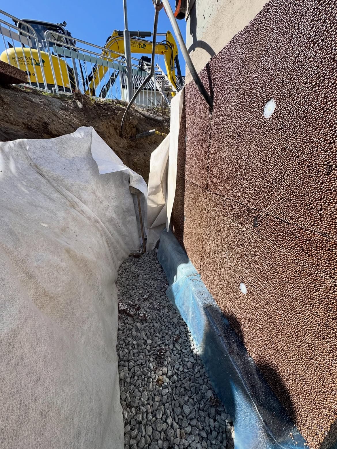 Schakt längs grunden klätt med fiberduk och Isodrän