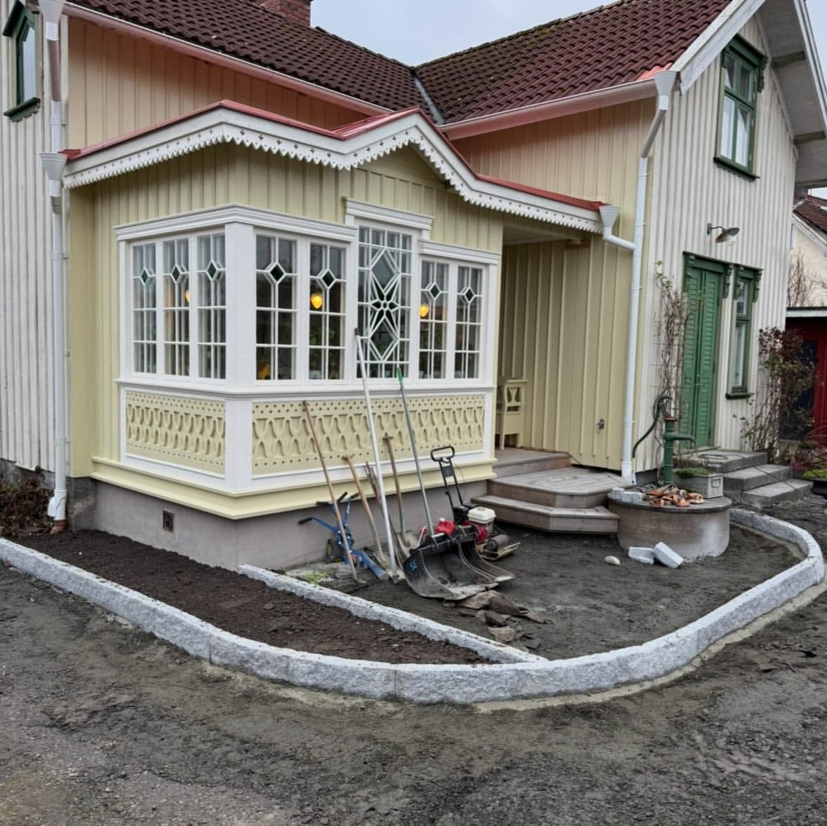 Granitkantsten satt i radie som ram runt planteringsytorna