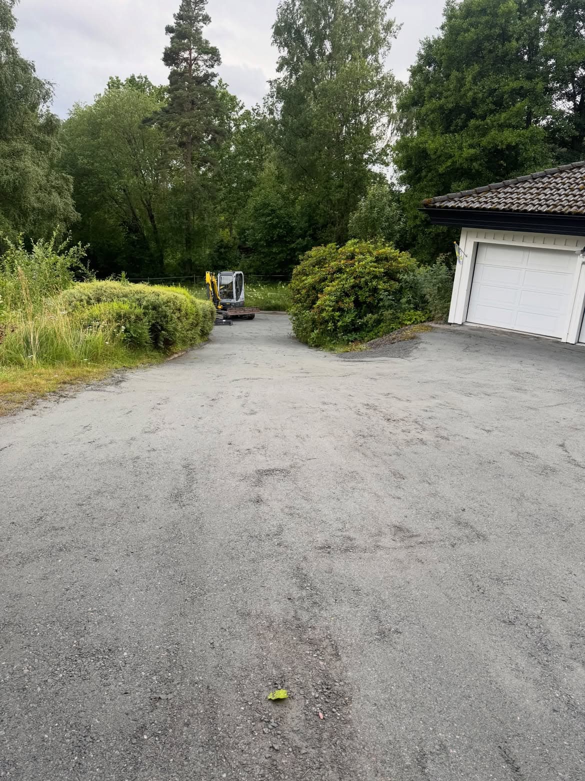 Ny grusyta framför garaget efter justering av bärlagret
