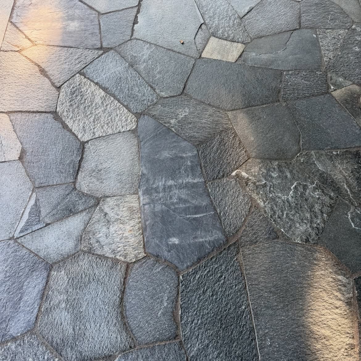 Närbild på oregelbunden skiffer med anpassade fogar
