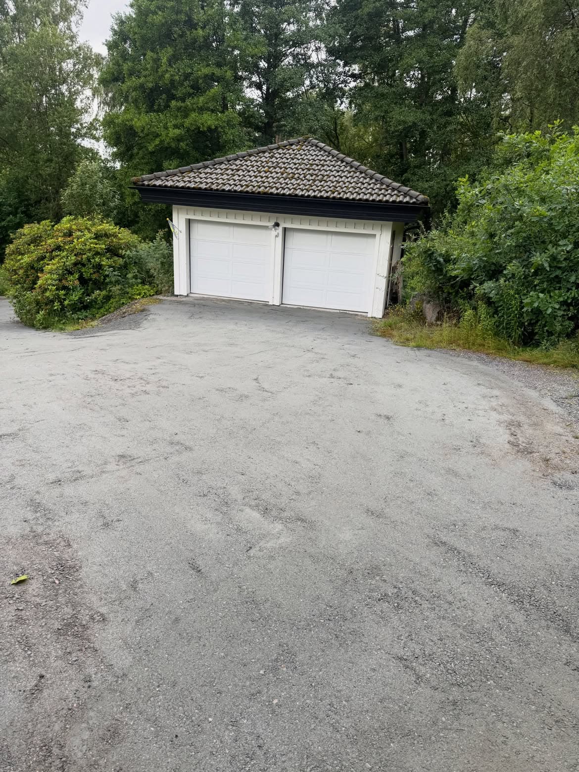 Färdig grusinfart med jämnt slitlager framför garaget