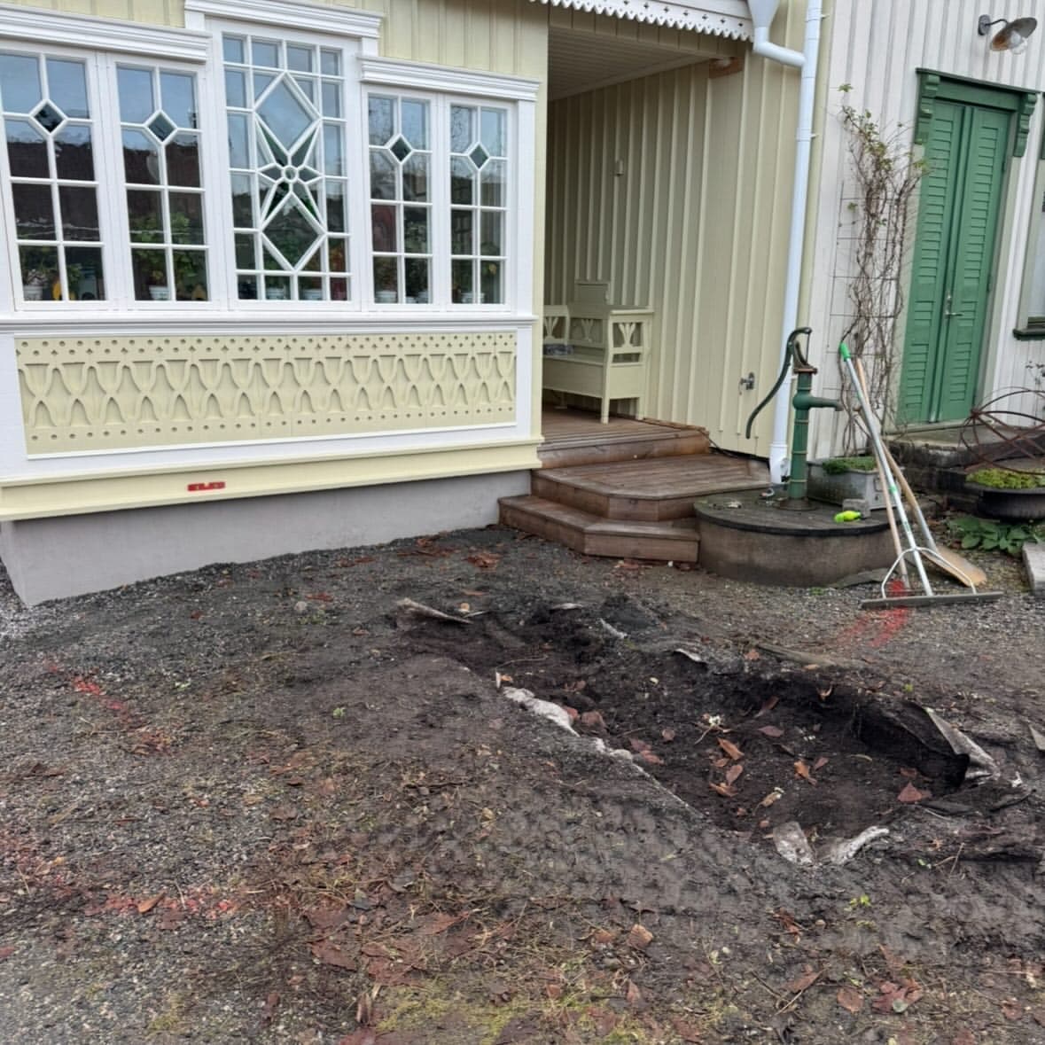 Utgrävd och förberedd yta framför verandan inför stensättningen