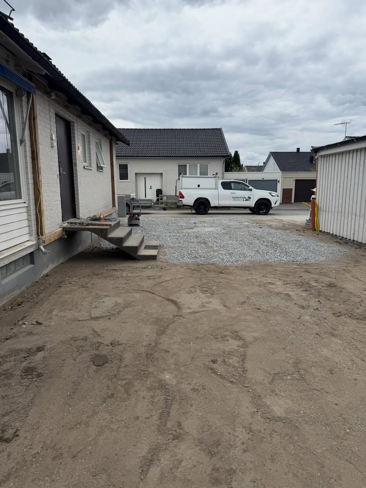 Återställd och packad grusyta framför huset efter dräneringen