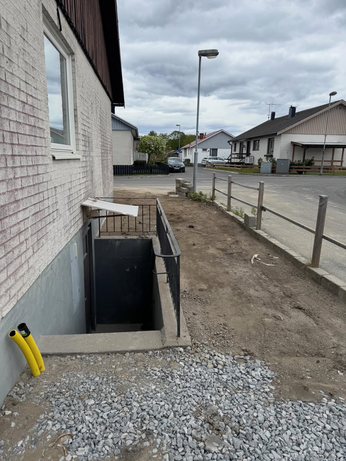 Färdig dränering med återställda ytor runt källartrappan