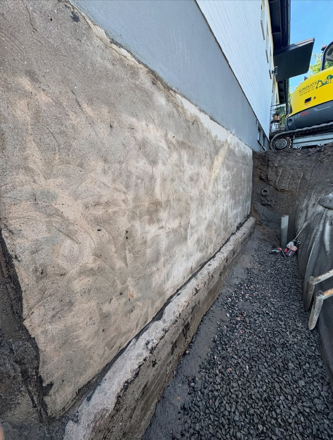 Frilagd och rengjord grundmur inför montering av fuktskydd