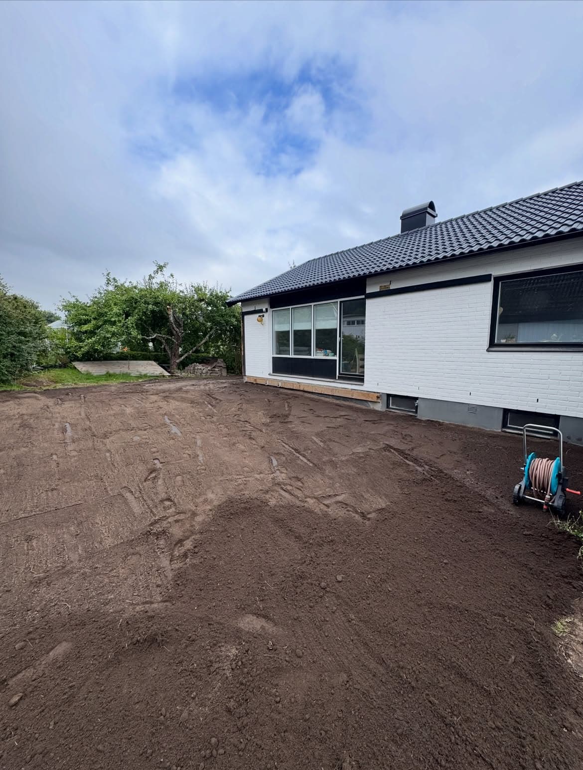 Tomten återställd med ny matjord runt huset