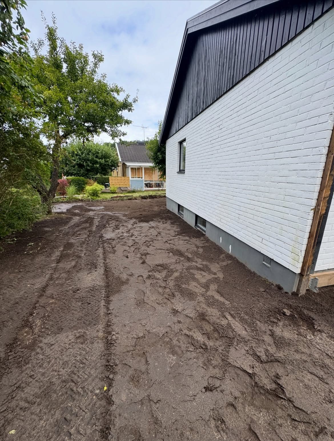Återfyllt och grovplanerat runt husgrunden
