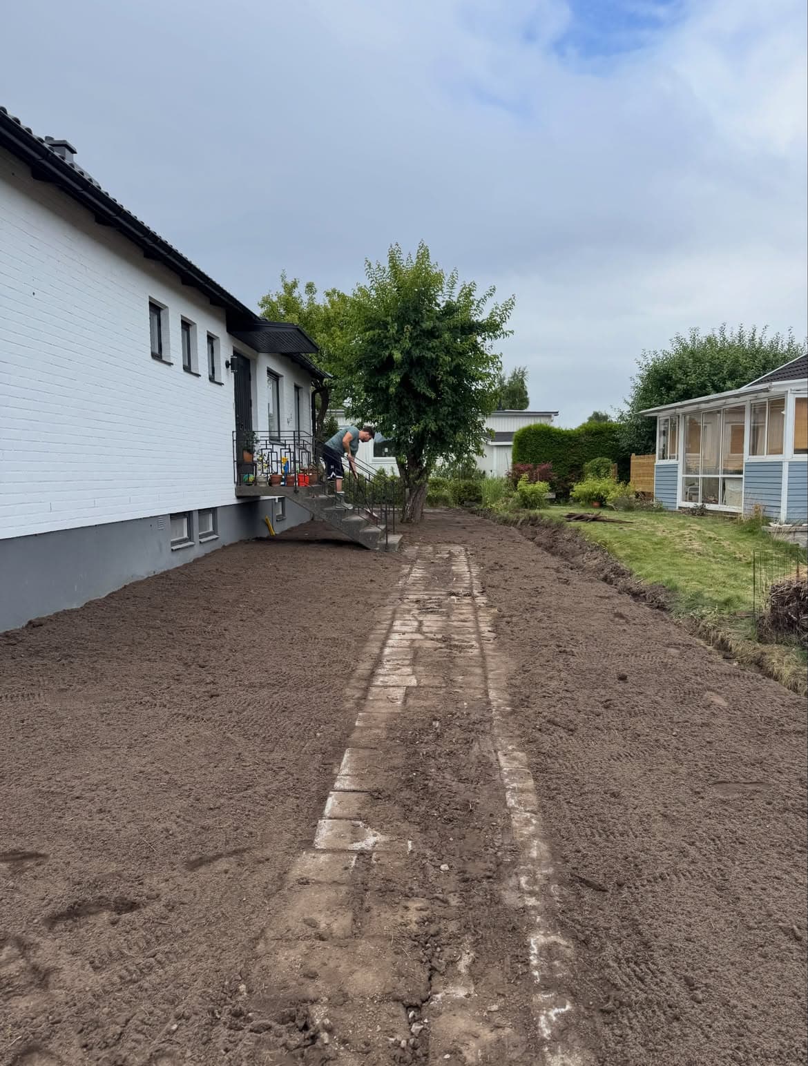 Ny matjord utlagd längs husets gavel